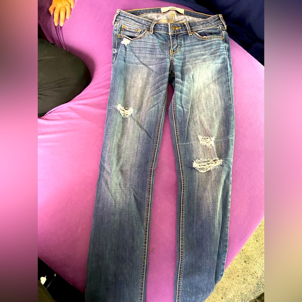 HOLLISTER STRAIGHT LEGGED RIPPED JEANS